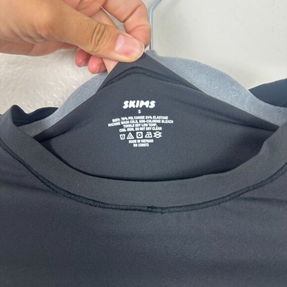 Skims Black Short Sleeve Seamless Bodysuit S Soft Stretchy Minimalist Crew Neck - Picture 4 of 6